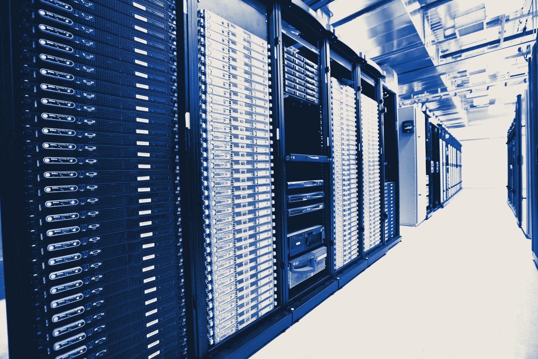Een gang van verlichte serverkasten in een datacenter
